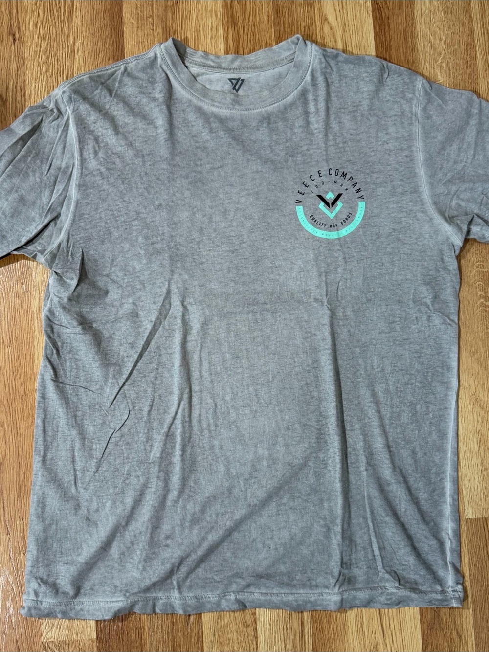 Veece Men's Gray Short Sleeve Graphic Tee with Teal Accent